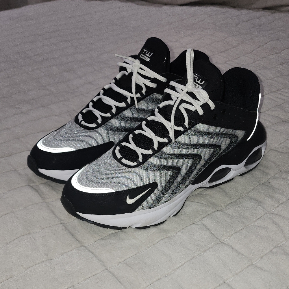 Nike Men's Black and White Athletic Shoes
